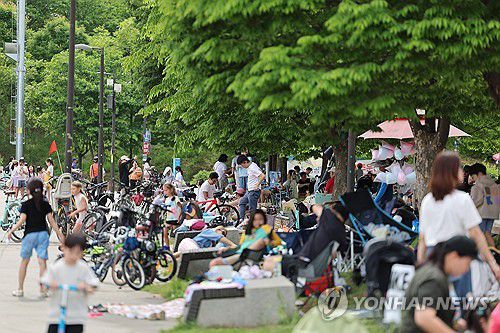 그늘로 모여든 시민들[연합뉴스 자료사진]