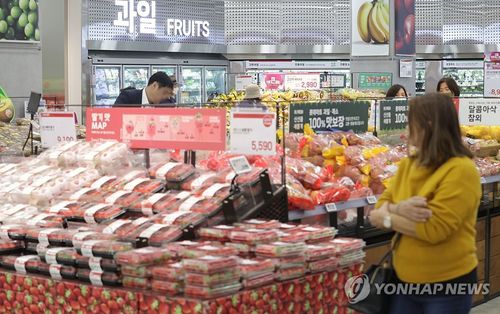 '한국 올해 과일ㆍ채소값 크게 뛰었다'(서울=연합뉴스) 강민지 기자 = 주요 선진국ㆍ대만과 비교해 우리나라의 과일·채소 가격이 크게 뛰었다는 조사 결과가 나온 22일 서울의 한 대형마트에서 시민들이 장을 보고 있다. 노무라증권에 따르면 G7과 전체 유로 지역, 대만과 한국의 올해 1∼3월 월평균 소비자물가지수(CPI) 상승률을 비교한 결과 한국은 3.0%로 세 번째로 높았다. 2024.4.22 mjkang@yna.co.kr