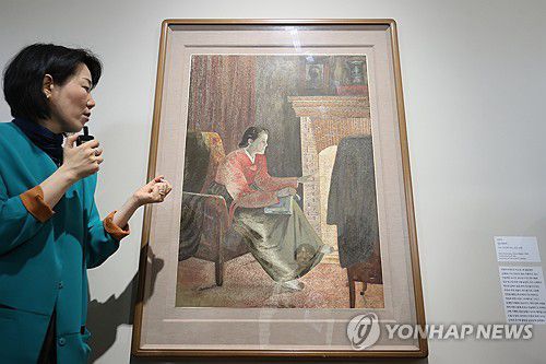 국립현대미술관 '한국 근현대 자수 : 태양을 잡으려는 새들' 전시 개최(서울=연합뉴스) 류효림 기자 = 30일 서울 중구 국립현대미술관 덕수궁에서 열린 '한국 근현대 자수 : 태양을 잡으려는 새들' 전시 기자간담회에서 박혜성 학예연구사가 전시 작품에 관해 설명하고 있다. 2024.4.30 ryousanta@yna.co.kr