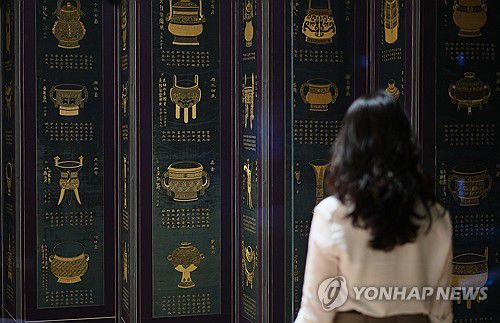 덕수궁에서 만나는 자수의 세계(서울=연합뉴스) 류효림 기자 = 30일 서울 중구 국립현대미술관 덕수궁에서 열린 '한국 근현대 자수 : 태양을 잡으려는 새들' 전시 기자간담회에서 참석자가 전시장을 둘러보고 있다. 2024.4.30 ryousanta@yna.co.kr