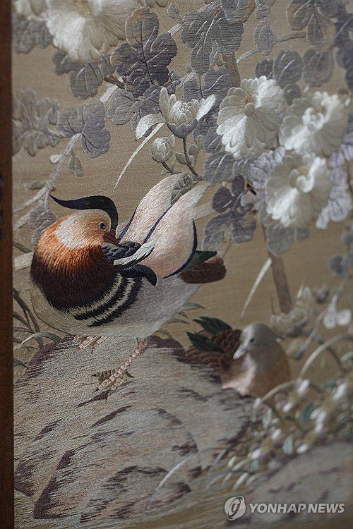 눈이 즐거운 자수의 디테일(서울=연합뉴스) 류효림 기자 = 30일 서울 중구 국립현대미술관 덕수궁에서 '한국 근현대 자수 : 태양을 잡으려는 새들' 전시가 열리고 있다. 2024.4.30 ryousanta@yna.co.kr