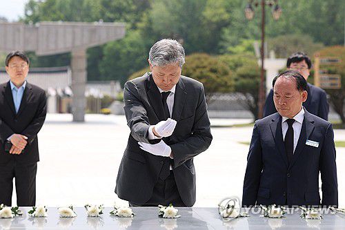 5·18 참배하는 노재헌(광주=연합뉴스) 천정인 기자 = 2일 오전 광주 북구 국립 5·18 민주묘지에서 노태우 전 대통령의 아들 재헌씨가 참배단에 분향하고 있다. 2024.5.2 iny@yna.co.kr