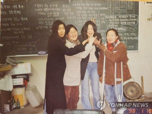 대학교 야학 시절 윤지영 대표(맨 왼쪽)[본인 제공]