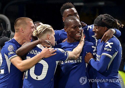 니콜라 잭슨의 추가골 후 기뻐하는 첼시 선수단[EPA=연합뉴스]