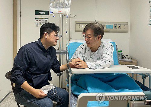 손잡은 이재명 대표와 홍익표 원내대표(서울=연합뉴스) 더불어민주당 이재명 대표가 28일 서울 중랑구 녹색병원을 찾은 홍익표 원내대표와 면담하고 있다. 2023.9.28 [더불어민주당 제공. 재판매 및 DB금지] uwg806@yna.co.kr