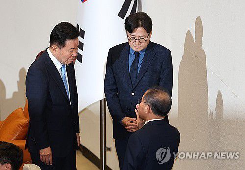 논쟁하는 국회의장과 여야 원내대표(서울=연합뉴스) 김주형 기자 = 2일 국회에서 열린 본회의에서 '해병대 채상병 사망사건 수사외압 의혹 특별검사법' 상정을 두고 김진표 국회의장과 국민의힘 윤재옥 원내대표(오른쪽), 더불어민주당 홍익표 원내대표(가운데)가 대화하고 있다. 2024.5.2 kjhpress@yna.co.kr