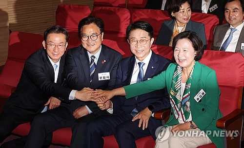 손잡은 추미애-조정식-우원식-정성호(서울=연합뉴스) 김주형 기자 = 더불어민주당 정성호(왼쪽부터), 우원식, 조정식, 추미애 국회의장 후보자들이 3일 오전 국회 의원회관에서 열린 제22대 국회 더불어민주당 제1기 원내대표 선출 당선자 총회에 입장해 손잡고 있다. 2024.5.3 kjhpress@yna.co.kr