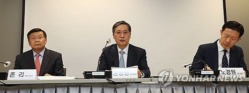 인사말하는 윤영빈 우주항공청장 내정자(서울=연합뉴스) 강민지 기자 = 윤영빈 우주항공청장 내정자(가운데)가 2일 오후 서울 종로구 디지털플랫폼정부위원회 대회의실에서 열린 과기정통부 출입기자단 차담회에서 인사말을 하고 있다. 왼쪽부터 존 리 우주항공청 임부본부장 내정자, 윤영빈 우주항공청장 내정자, 노경원 우주항공청 차장 내정자.  2024.5.2 mjkang@yna.co.kr