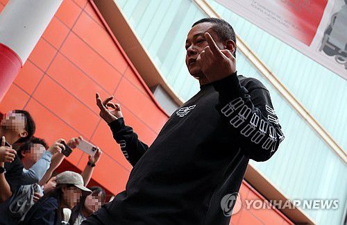 전주 영화의거리 걷는 리강셍 배우[촬영 나보배]