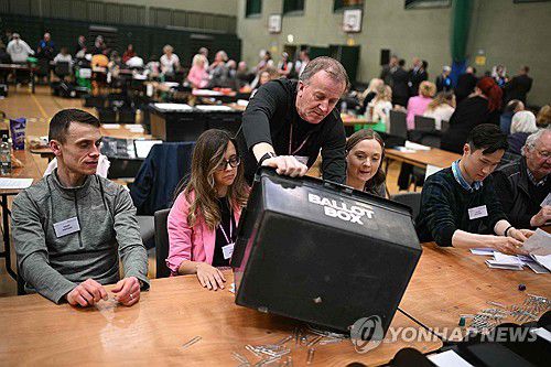 2일(현지시간) 영국 서북부 블랙풀 개표소 모습[AFP 연합뉴스 자료사진. 재판매 및 DB 금지]