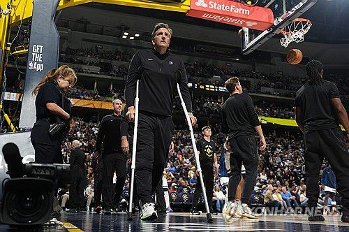 목발을 짚고 경기장에 나온 핀치 감독[AP=연합뉴스]