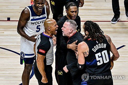 항의하는 덴버의 마이클 멀론 감독[EPA=연합뉴스]