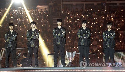 젠지 "4연속 LCK 우승 보여주겠다"(서울=연합뉴스) 김주환 기자 = 14일 서울 올림픽공원 KSPO돔에서 열린 2024 LCK 스프링 결승전 개막식에서 젠지 선수단이 무대 위에 서 있다. 2024.4.14 jujuk@yna.co.kr