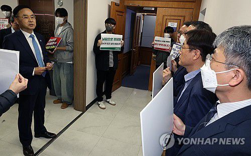 교무회의 들어가는 차정인 총장(부산=연합뉴스) 박성제 기자 = 부산대 의대 증원 관련 학칙 개정을 위해 교무회의가 열리는 7일 오후 이 대학 대학본부에서 의과대학생들과 교수들이 피켓 시위를 하자 차정인 총장이 자신의 입장을 밝히고 있다. 2024.5.7 psj19@yna.co.kr