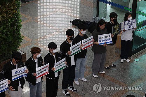 부산대 의대생 피켓 시위(부산=연합뉴스) 박성제 기자 = 부산대 의대 증원 관련 학칙 개정을 위해 교무회의가 열리는 7일 오후 이 대학 대학본부에서 의과대학생들과 교수들이 피켓 시위를 하고 있다. 2024.5.7 psj19@yna.co.kr