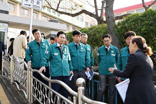 현장 방문한 부산시의회 건설교통위원회[부산시의회 제공]