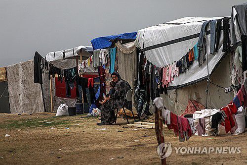이스라엘군의 대피령에 따라 새로운 쉼터에 자리잡은 가자지구 주민들[EPA 연합뉴스. 재판매 및 DB 금지]