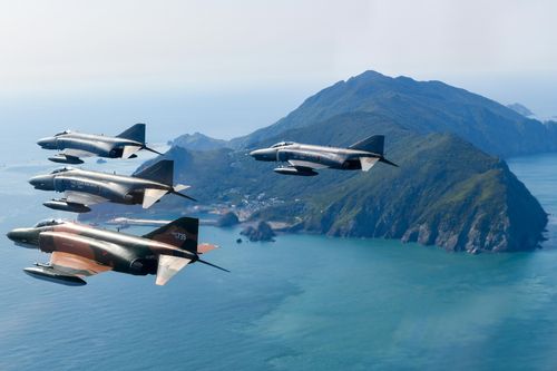 가거도 상공을 비행하는 F-4E 편대[공군 제공. 재판매 및 DB 금지]