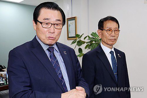 기자회견하는 5·18 부상자회, 공로자회 전 회장[연합뉴스 자료사진]