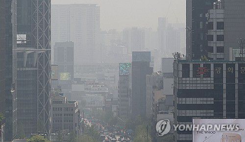지난 4월 18일 서울 종로구 일대가 미세먼지에 뿌옇게 보이고 있다. [연합뉴스 자료사진]