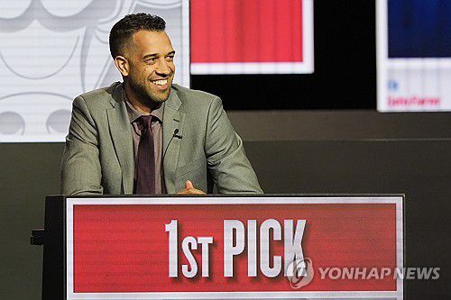 기뻐하는 애틀랜타 호크스의 랜드리 필즈 단장[AP=연합뉴스]