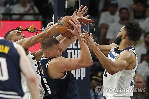 요키치를 수비하는 고베르와 타운스[USA TODAY Sports=연합뉴스]