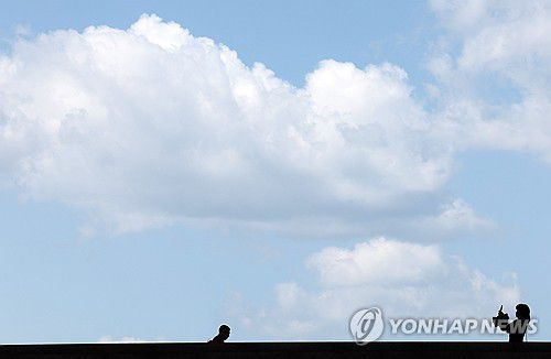 구름 담기[연합뉴스 자료사진]