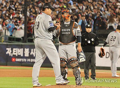 류현진 '잘 안 풀리네'(부산=연합뉴스) 차근호 기자 = 8일 오후 부산 동래구 사직야구에서 열린 롯데 자이언츠와 한화 이글스의 경기. 5회말 롯데 공격 한화 투수 류현진이 연달아 실점한 뒤 포수 최재훈과 이야기하고 있다. 2024.5.8 ready@yna.co.kr