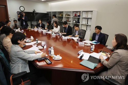 여성폭력방지위원회 제2전문위원회서 발언하는 신영숙 차관(서울=연합뉴스) 최재구 기자 = 신영숙 여성가족부 차관이 14일 서울 종로구 정부서울청사에서 열린 여성폭력방지위원회 제2전문위원회에서 발언하고 있다. 2024.5.14 jjaeck9@yna.co.kr