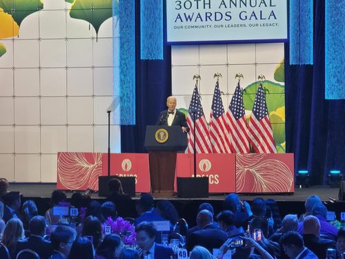 아시아계 유권자 행사서 연설하는 바이든(워싱턴=연합뉴스) 조준형 특파원 = 조 바이든 미국 대통령이 14일(현지시간) 저녁 워싱턴 D.C.의 월터 E. 워싱턴 컨벤션센터에서 열린 아시아태평양계의회연구소(APAICS) 연례 갈라 행사에서 연설하고 있다. 2024.5.15 jhcho@yna.co.kr