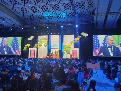 아시아계 유권자 행사서 연설하는 바이든(워싱턴=연합뉴스) 조준형 특파원 = 조 바이든 미국 대통령이 14일(현지시간) 저녁 워싱턴 D.C.의 월터 E. 워싱턴 컨벤션센터에서 열린  아시아태평양계의회연구소(APAICS) 연례 갈라 행사에서 연설하고 있다. 2024.5.15 jhcho@yna.co.kr