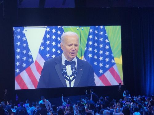 아시아계 유권자 행사서 연설하는 바이든(워싱턴=연합뉴스) 조준형 특파원 = 조 바이든 미국 대통령이 14일(현지시간) 저녁 워싱턴 D.C.의 월터 E. 워싱턴 컨벤션센터에서 열린 아시아태평양계의회연구소(APAICS) 연례 갈라 행사에서 연설하는 모습이 스크린을 통해 중계되고 있다. 2024.5.15 jhcho@yna.co.kr