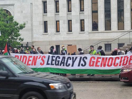 바이든 연설장 앞에서 시위하는 친팔레스타인 시위대(워싱턴=연합뉴스) 조준형 특파원 = 조 바이든 미국 대통령이 참석하는 아시아계 유권자행사가 열린 14일(현지시간) 워싱턴 D.C.의 월터 E. 워싱턴 컨벤션센터 부근에서 바이든 행정부의 대이스라엘 지원을 비판하는 친팔레스타인 시위대가 '바이든의 유산은 집단학살'이라고 적힌 현수막을 든 채 시위를 벌이고 있다. 2024.5.15 jhcho@yna.co.kr