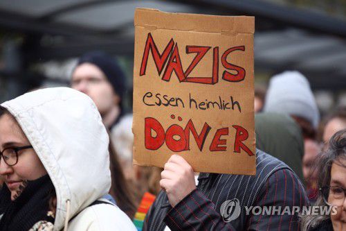 '나치는 되너를 몰래 먹는다'[EPA 연합뉴스 자료사진. 재판매 및 DB 금지]