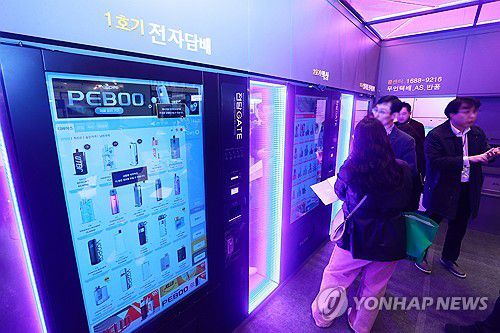 전자담배 24시 무인매장이?(서울=연합뉴스) 진연수 기자 = 21일 서울 강남구 코엑스에서 열린 2024 상반기 IFS 프랜차이즈 창업·산업 박람회를 찾은 예비 창업자들이 전자담배 24시 무인매장을 살펴보고 있다. 2024.3.21 jin90@yna.co.kr