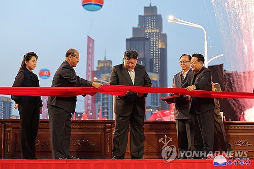 김정은, 평양 전위거리 준공식 참석…딸 주애 두달만에 재등장(평양 조선중앙통신=연합뉴스)  북한 수도 평양의 북쪽에 새로운 거리인 '전위거리'가 완공돼 베일을 벗었다. 조선중앙통신은 김정은 국무위원장이 지난 14일 전위거리 준공식에 참석했다고 15일 보도했다. 김 위원장은 야간에 열린 준공식에서 직접 준공 테이프를 끊으면서 건설에 참여한 청년들을 격려했다. 김주애가 공개석상에 등장한 것은 지난 3월 15일 항공육전병부대(공수부대) 훈련 지도와 강동종합온실 준공식에 참석한 이후 두 달 만이다. 2024.5.15      [국내에서만 사용가능. 재배포 금지. For Use Only in the Republic of Korea. No Redistribution] nkphoto@yna.co.kr