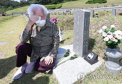 아물지 않은 5·18의 아픔(광주=연합뉴스) 천정인 기자 = 부처님오신 날이자 스승의 날인 15일 광주 북구 국립 5·18 민주묘지에서 안종필 열사의 모친이 눈물을 닦고 있다. 2024.5.15 iny@yna.co.kr