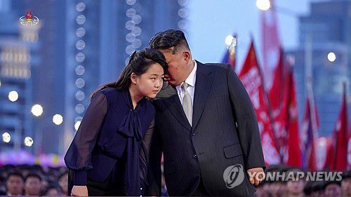 딸 주애에게 귓속말하는 김정은(서울=연합뉴스) 북한 수도 평양의 북쪽에 새로운 거리인 '전위거리'가 완공돼 지난 14일 김정은 국무위원장과 딸 주애가 참석한 가운데 준공식이 열렸다고 조선중앙TV가 15일 보도했다. [조선중앙TV 화면] 2024.5.15      [국내에서만 사용가능. 재배포 금지. For Use Only in the Republic of Korea. No Redistribution] nkphoto@yna.co.kr