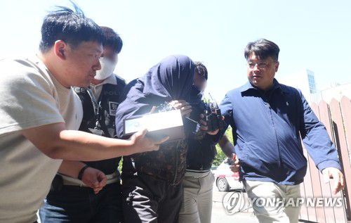 파타야 3인조 살인 피의자 법원 출석(창원=연합뉴스) 김동민 기자 = 태국 파타야에서 한국인을 살해·유기하고 도주한 혐의를 받은 3인조 중 국내에서 체포된 A씨가 15일 오후 경남 창원시 성산구 창원지법에 구속 전 피의자 심문(영장실질심사)을 받기 위해 출석하고 있다. 2024.5.15 image@yna.co.kr