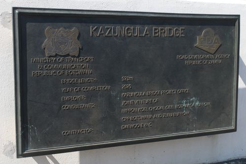 대우건설이 시공한 보츠와나-잠비아 국경의 카중굴라 대교(카중굴라=연합뉴스) 성도현 기자 = 13일(현지시간) 카중굴라 대교 표식에 시공사로 대우건설 이름이 적혀 있다. 2024.5.16 raphael@yna.co.kr