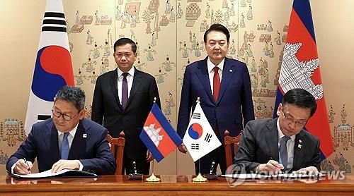 한·캄보디아 '대외경제협력기금 차관 기본약정 개정의정서' 서명식     (서울=연합뉴스) 홍해인 기자 = 윤석열 대통령과 훈 마넷 캄보디아 총리가 16일 서울 용산 대통령실 청사에서 최상목 경제부총리 겸 기획재정부 장관과 쏙 쩐다 소피어 캄보디아 부총리 겸 외교국제협력부 장관의 '대외경제협력기금 차관에 관한 기본약정의 개정의정서' 서명 모습을 바라보고 있다. 2024.5.16 [대통령실통신사진기자단]     hihong@yna.co.kr (끝)