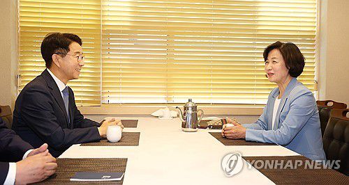 국회의장 후보 단일화 회동하는 추미애-조정식(서울=연합뉴스) 김주형 기자 = 더불어민주당 소속 추미애(오른쪽)·조정식 국회의장 후보가 12일 오후 서울 여의도의 한 식당에서 국회의장 후보 단일화를 논의하기 위해 회동하고 있다. 2024.5.12 [공동취재] kjhpress@yna.co.kr