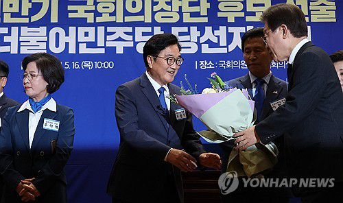 우원식, 추미애 누르고 의장 후보로 선출(서울=연합뉴스) 김주성 기자 = 더불어민주당 국회의장 후보로 선출된 우원식 의원이 16일 오전 국회 의원회관에서 열린 제22대 전반기 국회의장단 후보 선출을 위한 당선자 총회에서 이재명 대표로부터 꽃다발을 받고 있다. 2024.5.16 utzza@yna.co.kr