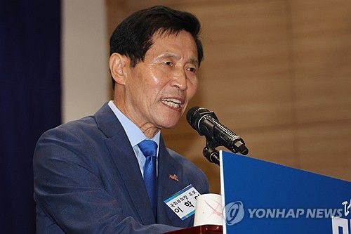 수락연설 하는 이학영 국회부의장 후보(서울=연합뉴스) 김주성 기자 = 더불어민주당 국회부의장 후보로 선출된 이학영 의원이 16일 오전 국회 의원회관에서 열린 제22대 전반기 국회의장단 후보 선출을 위한 당선자 총회에서 수락 연설을 하고 있다. 2024.5.16 utzza@yna.co.kr