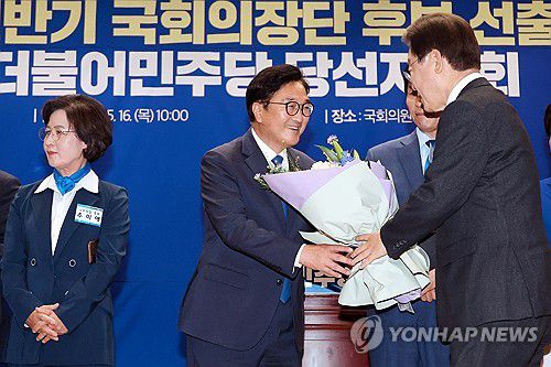 추미애 누르고 의장 후보로 선출된 우원식(서울=연합뉴스) 김주성 기자 = 더불어민주당 국회의장 후보로 선출된 우원식 의원이 16일 오전 국회 의원회관에서 열린 제22대 전반기 국회의장단 후보 선출을 위한 당선자 총회에서 이재명 대표로부터 꽃다발을 받고 있다. 2024.5.16 utzza@yna.co.kr