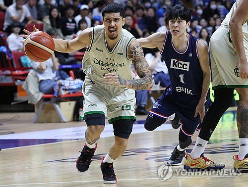 돌파하는 알바노(부산=연합뉴스) 박성제 기자 = 19일 부산 사직실내체육관에서 열린 2023-2024 프로농구 4강 플레이오프 3차전 부산 KCC 이지스와 원주 DB 프로미의 경기. DB 이선 알바노가 KCC 이호현을 제치고 돌파하고 있다. 2024.4.19 psj19@yna.co.kr