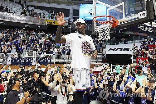 팬들에게 인사하는 라건아(수원=연합뉴스) 홍기원 기자 = 5일 경기도 서수원칠보체육관에서 열린 프로농구 챔피언결정전 5차전 수원 KT 소닉붐과 부산 KCC 이지스의 경기. 이날 경기에서 승리하며 챔피언 자리에 오른 KCC 라건아가 그물 세리머니 후 팬들에게 인사하고 있다. 2024.5.5 xanadu@yna.co.kr