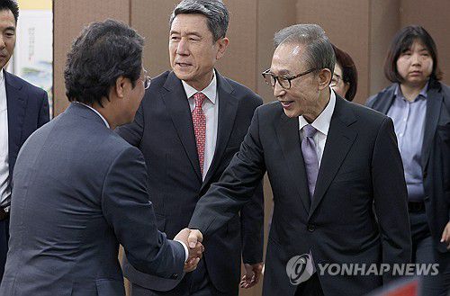 조찬 기도회 참석자들과 악수하는 이명박 전 대통령(포항=연합뉴스) 윤관식 기자 = 이명박 전 대통령이 17일 오전 경북 포항시 남구 포항공과대학교 포스코 국제관에서 열린 이명박 대통령 초청 조찬 기도회에서 참석자들과 인사하고 있다. 2024.5.17 psik@yna.co.kr