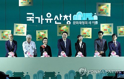 '국가유산청' 출범 퍼포먼스하는 윤석열 대통령(대전=연합뉴스) 진성철 기자 = 윤석열 대통령이 17일 대전 서구 정부대전청사에서 열린 국가유산청 출범식에서 출범 퍼포먼스를 하고 있다. 오른쪽 부터 최응천 국가유산청장, 고건우 직원, 신지우 전통대 재학생 대표, 윤 대통령, 이춘희 무형유산보유자, 임영수 당산나무할아버지, 유인촌 문체부 장관.  2024.5.17 zjin@yna.co.kr