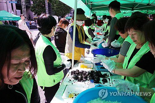 인기 만점 금남로 주먹밥(광주=연합뉴스) 조남수 기자 = 5·18 민주화운동 44주년을 하루 앞둔 17일 5·18 전야제가 열리는 광주 동구 금남로에서 행사 관계자들이 시민들에게 주먹밥을 제공하고 있다. 2024.5.17 iso64@yna.co.kr